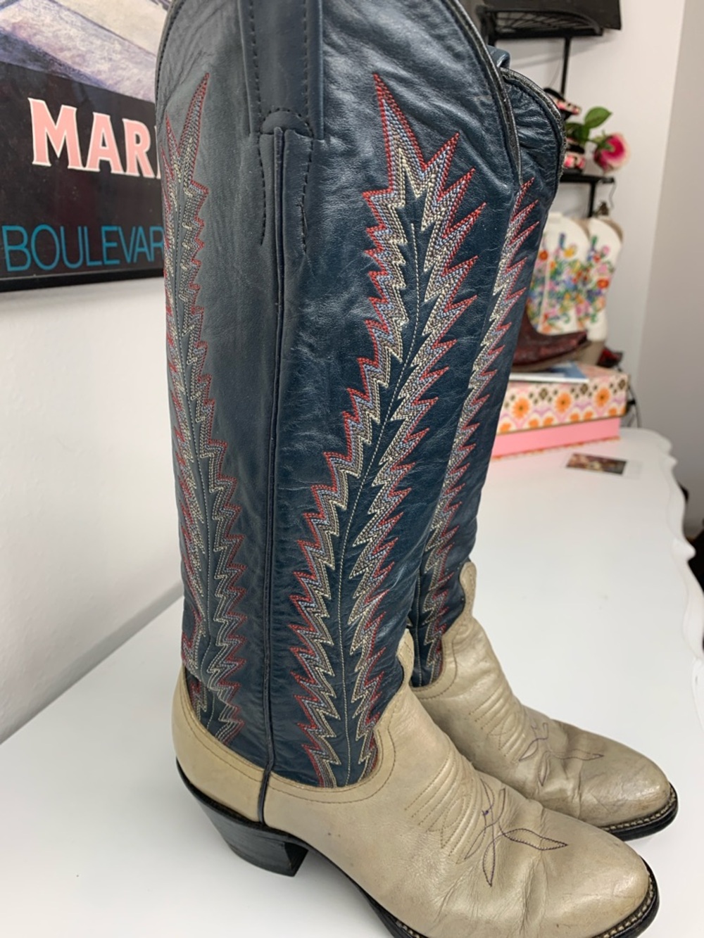 Two-Tone Vintage Western Boots - Picture 2 of 9